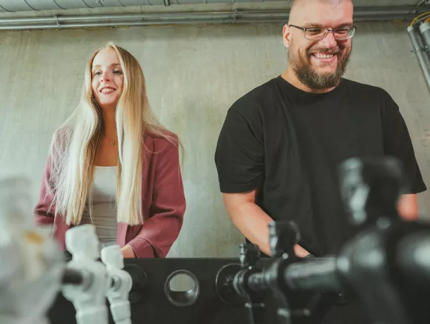 sweet & salty Redakteure Juliana und Kevin beim Kickern