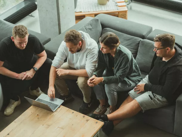 Das sweet & salty Team diskutiert im Meeting über eine Content Strategie